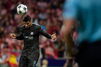 El jugador español del Chelsea Álvaro Morata remata de cabeza durante el partido contra el Atlético de Madrid.