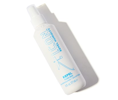 Espray Repel Humidity de I.C.O.N., que sella la cutícula, repele la humedad y restaura la hidratación.
