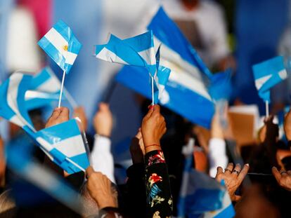 Ciudadanos argentinos durante un mitin político en Buenos Aires, el 19 de octubre.