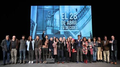 Foto de familia al final del acto de presentación del manifiesto '28 de abril, Tú decides'