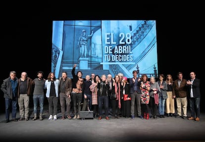 Foto de familia al final del acto de presentación del manifiesto '28 de abril, Tú decides'