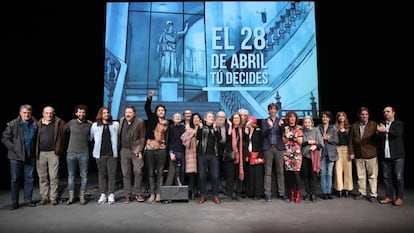 Foto de familia al final del acto de presentación del manifiesto '28 de abril, Tú decides'