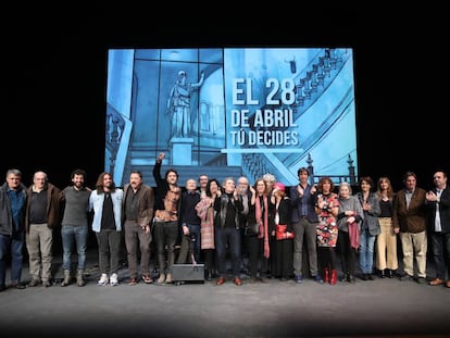 Foto de familia al final del acto de presentación del manifiesto '28 de abril, Tú decides'