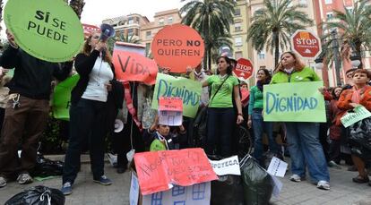 Un grupo de afectados por las hipotecas protesta en el barrio de Ignacio Gil L&aacute;zaro, diputado del PP.