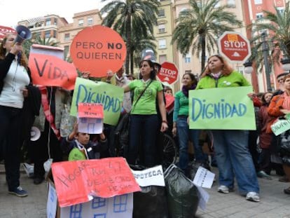 Un grupo de afectados por las hipotecas protesta en el barrio de Ignacio Gil L&aacute;zaro, diputado del PP.