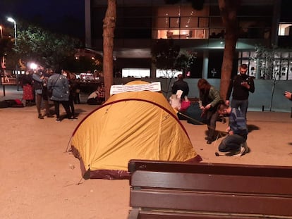 Un grupo de personas instalan tiendas de campaña para volver a acampar ante el Consistorio