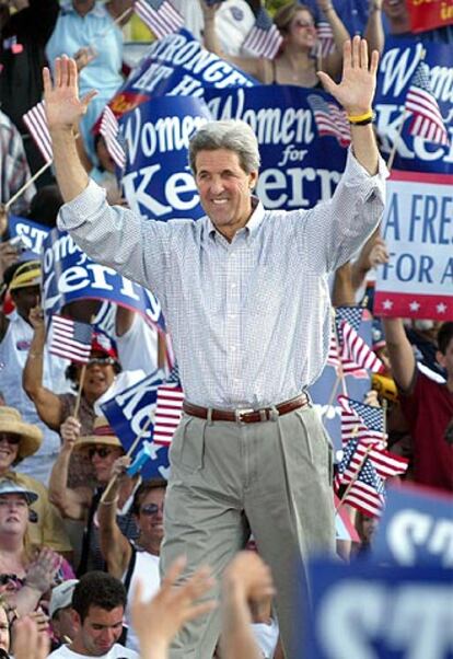 Kerry saluda a la multitud en un mitin en Pembroke Pines (Florida).