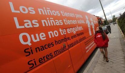 Autobus de Hazteoir en la calle Macarena.