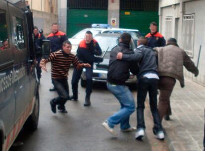 Un agente de los Mossos d'Esquadra carga contra un grupo de jóvenes.