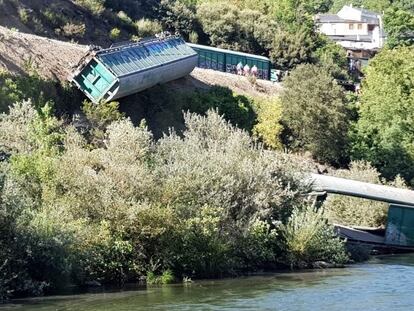 Los dos vagones arrojados al río Sil a su paso por Carballeda (Ourense).