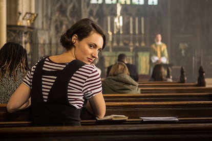 'ARROD?LLATE', DE 'FLEABAG'. Quizs porque todava est muy reciente la segunda temporada y muchas personas todava no se han recuperado de la tensin sexual entre Fleabag y el cura, pero lo cierto es que muchas mujeres han recordado la famosa escena del confesonario, donde ella le abre (por fin) su alma y l le dice que se arrodille para luego enrollarse como si Dios no estuviera mirando. Hasta que l descubre que les est mirando.