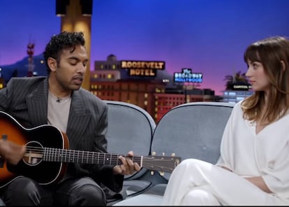 Himesh Patel y Ana de Armas en 'Yesterday', la película que habla de un mundo sin los Beatles.