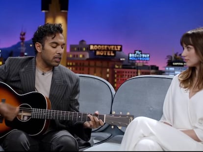 Himesh Patel y Ana de Armas en 'Yesterday', la película que habla de un mundo sin los Beatles.