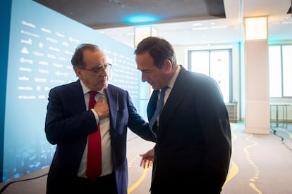Jorge Rivera, director corporativo y de relaciones institucionales del grupo Prisa, junto a Gonzalo Gortázar, consejero delegado de CaixaBank.