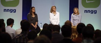 La secretaria general del Partido Popular, María Dolores Cospedal, junto a representantes de Nuevas Generaciones.