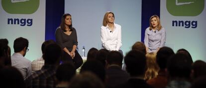 La secretaria general del Partido Popular, Mar&iacute;a Dolores Cospedal, junto a representantes de Nuevas Generaciones.