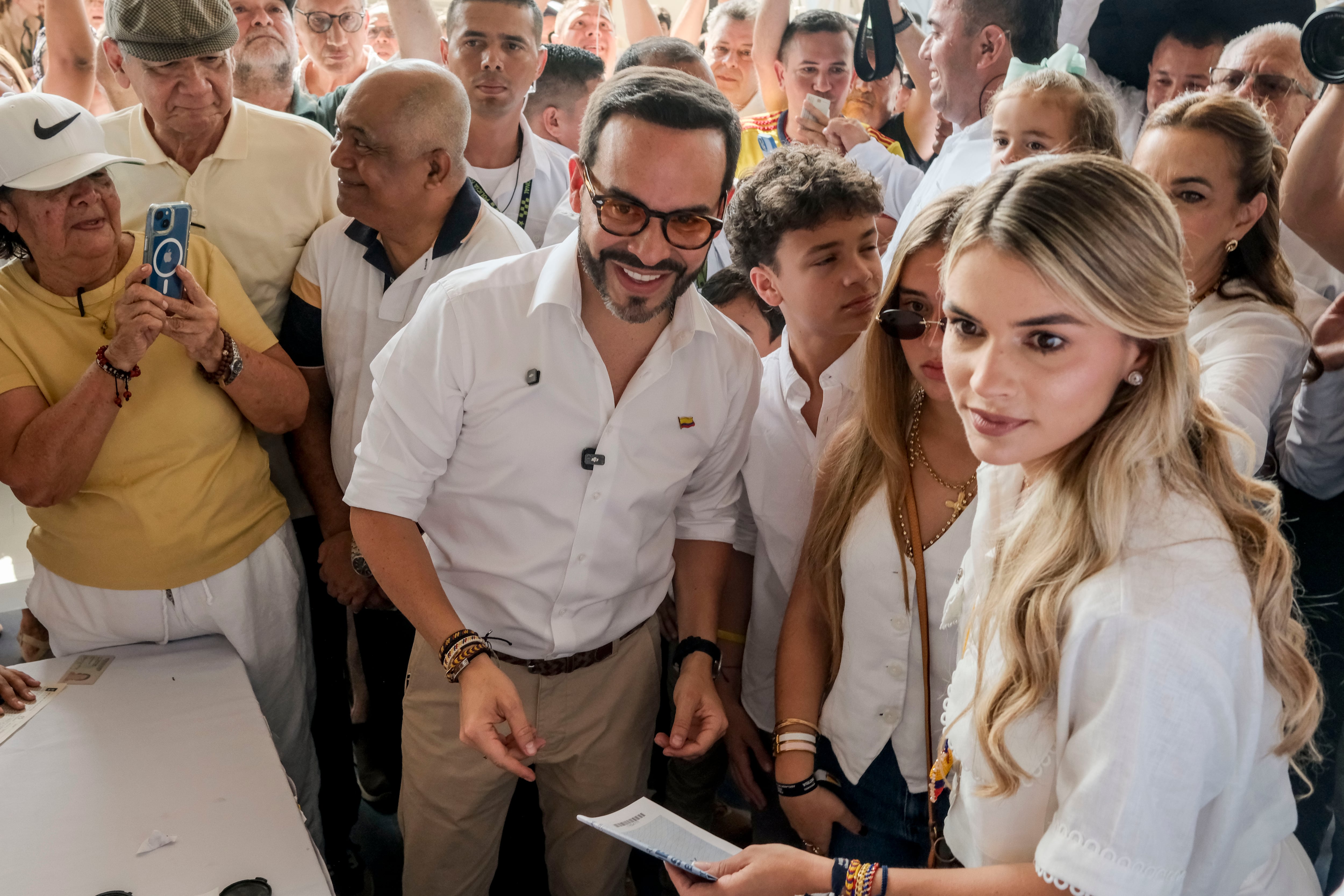 Abelardo de la Espriella llega a su puesto de votación, en Barranquilla, este domingo.