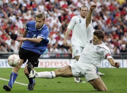 Gerrard, a la derecha, le arrebata un balón al estonio Dmitrijev.