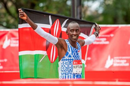 Kelvin Kiptum celebra su éxito en el maratón de Chicago.