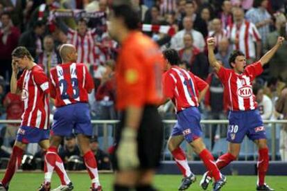 Kezman celebra su gol en presencia de Torres, Luccin y Maxi.