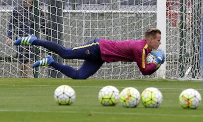 El portero alemán, durante un entrenamiento del Barcelona