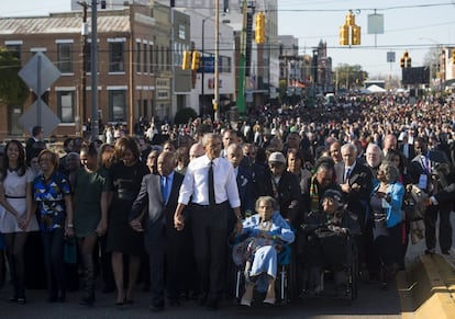 Barack Obama percorre as ruas de Selma, uma das cidades emblemáticas na luta dos direitos civis dos afroamericanos, no 50º aniversário da marcha de Selma a Montgomery liderada por Martin Luther King e lembrada pelo mundo como 'Domingo Sangrento'. Na imagem, junto a Obama, Amelia Boynton Robinson, ativista da marcha dos direitos civis e sobrevivente da repressão, que completou meio século.