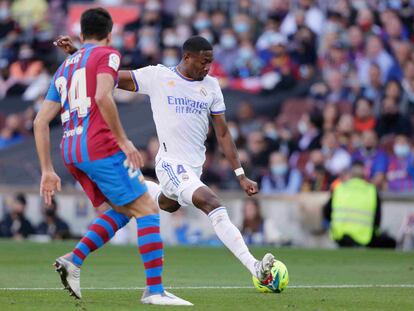 David Alaba marca ante Eric García el primer gol del Real Madrid en el Camp Nou.