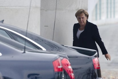 La canciller alemana, Angela Merkel, ayer a su llegada al Parlamento alemán.
