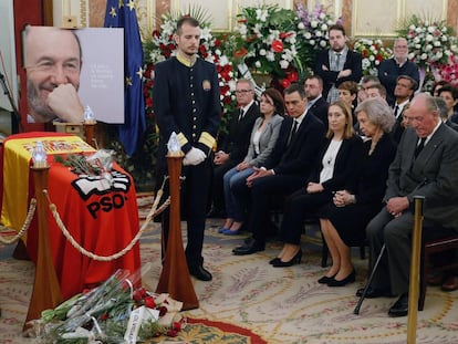 Spanish Prime Minister Pedro Sanchez (C) at a ceremony in memory of former Socialist Party leader Alfredo Perez Rubalcaba.