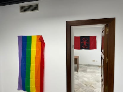 La bandera LGTBi con la de Falange en las salas cedidas a los parlamentarios no adscritos del Parlamento de Andalucía.