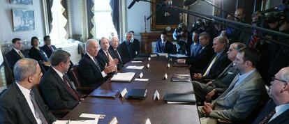 El vicepresidente Joe Biden, con las manos levantadas, se dirige a los periodistas tras una reunión sobre control de armas.