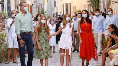 Felipe VI, la reina Letizia y sus hijas, la princesa Leonor y la infanta Sofía, durante su vista a Petra, Mallorca, el 10 de agosto. 