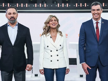 Santiago Abascal, Yolanda Díaz y Pedro Sánchez, antes del comienzo del debate en TVE.