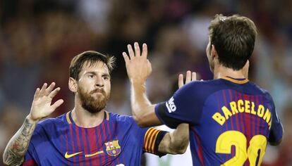 Messi felicita a Sergi Roberto, tras su gol ante el Betis. 
