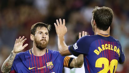 Messi felicita a Sergi Roberto, tras su gol ante el Betis.