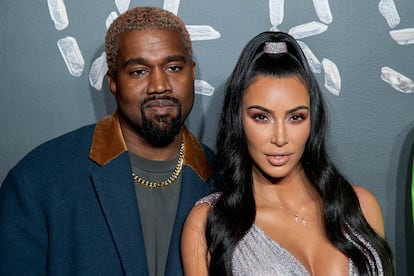 Kanye West a Kim Kardashian

Que el rapero, productor, diseñador y polemista a tiempo completo es una fiera creativa en el terreno artístico no lo pone nadie en duda, pero a buen seguro que pocos se acercan a su nivel en cuanto a regalos originales. Suponemos que su esposa debe ser una amante de los Whooper, ya que West le regaló hasta diez restaurantes franquiciados de Burger King repartidos por todo el mundo. También trascendió uno de los regalos de Kim a Kanye para el Día del Padre: dos ratones de Apple firmados por sus fundadores, Steve Jobs y Steve Wozniak.