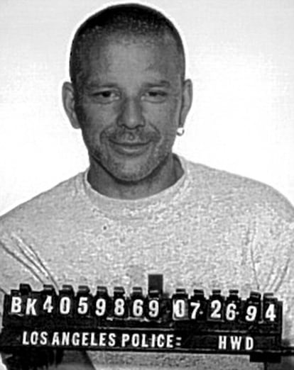 Mickey Rourke fue detenido por la policía en 1994 por agredir a su entonces mujer, Carré Otis. Unos cargos que no llegaron a juicio después de que ella retirara su demanda. En 2007, volvía a publicarse la fotografía de su detención después de que la policía de Miami le arrestara en la ciudad por conducir en estado de embriaguez.