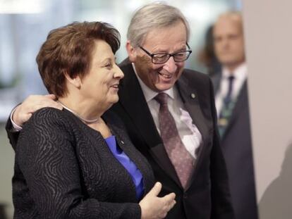 Jean-Claude Juncker y la primera ministra letona, Laimdota Straujuma, este jueves en Riga.