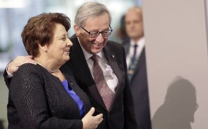 Jean-Claude Juncker y la primera ministra letona, Laimdota Straujuma, este jueves en Riga.