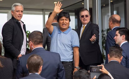 Evo Morales durante su llegada al aeropuerto de Ciudad de México, este martes.