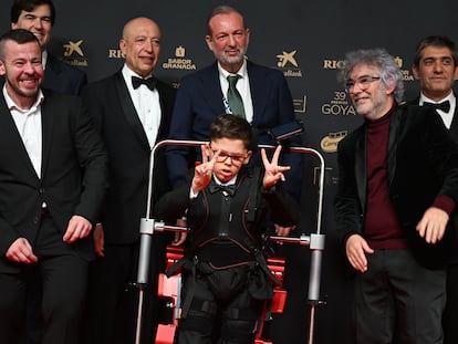 Jorge Alejo, con un exoesqueleto que le permite caminar, posa con el equipo de la película 'Búffalo Kids' en la alfombra roja de los Premios Goya, en Granada.