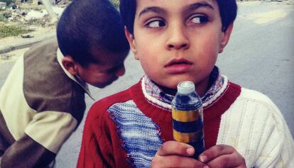 Niño con bomba de racimo en Misrtata (Libia).