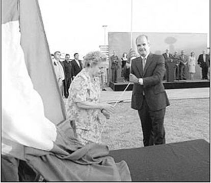 Manuel Chaves y María Ángeles Infante izaban ayer la bandera andaluza en el homenaje a Blas Infante.