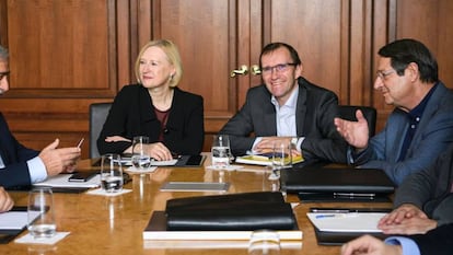 el presidente gregochipriota, Nicos Anastasiadis (d), y el l&iacute;der turcochipriota, Mustaf&aacute; Akinci (i), en la mesa de negociaci&oacute;n en Suiza.