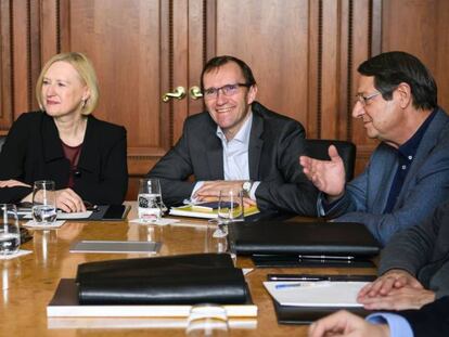 el presidente gregochipriota, Nicos Anastasiadis (d), y el l&iacute;der turcochipriota, Mustaf&aacute; Akinci (i), en la mesa de negociaci&oacute;n en Suiza.