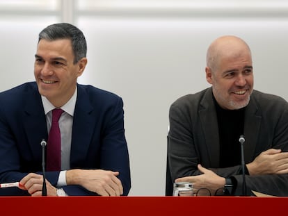 El presidente del Gobierno, Pedro Sánchez, tras reunirse con el secretario general de CCOO, Unai Sordo (derecha). EFE/ Mariscal
