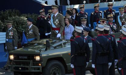 El Rey pasa revista a las tropas en el desfile de las Fuerzas Armadas en Madrid.