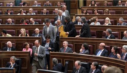 Un grupo de diputados abandonan justo antes de la votación en el Congreso de las enmiendas a la reforma de la Constitución.