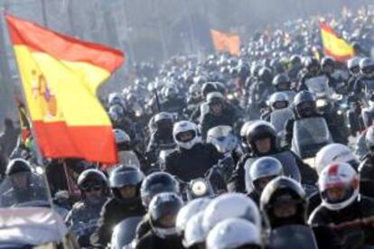 Miles de motos han alcanzado hoy el centro de Valladolid tras el tradicional desfile de banderas de la concentración motera invernal vallisoletana Pingüinos, que ha partido de la localidad de Puente Duero, sede de la cita.