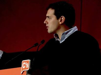 GRA176. BARCELONA, 14/05/2016.- El presidente de Ciudadanos, Albert Rivera, durante su intervenci&oacute;n en el Consejo General del partido, en el que se han ratificado sus listas a las elecciones generales del pr&oacute;ximo 26 de junio y se ha aprobado la candidatura de Rivera a la presidencia del Gobierno. EFE/Alberto Est&eacute;vez